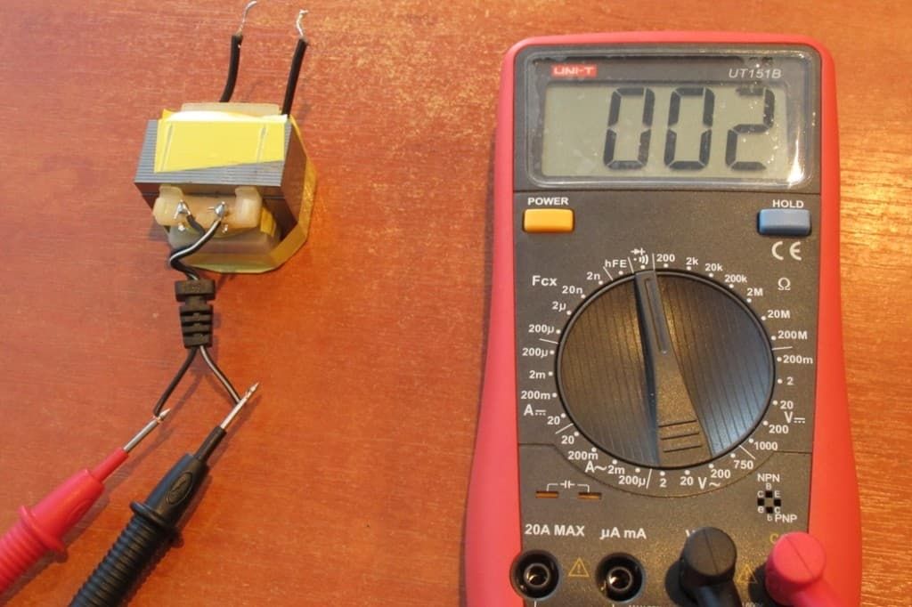  Измерение электрического тока трансформатора с использованием амперметра 